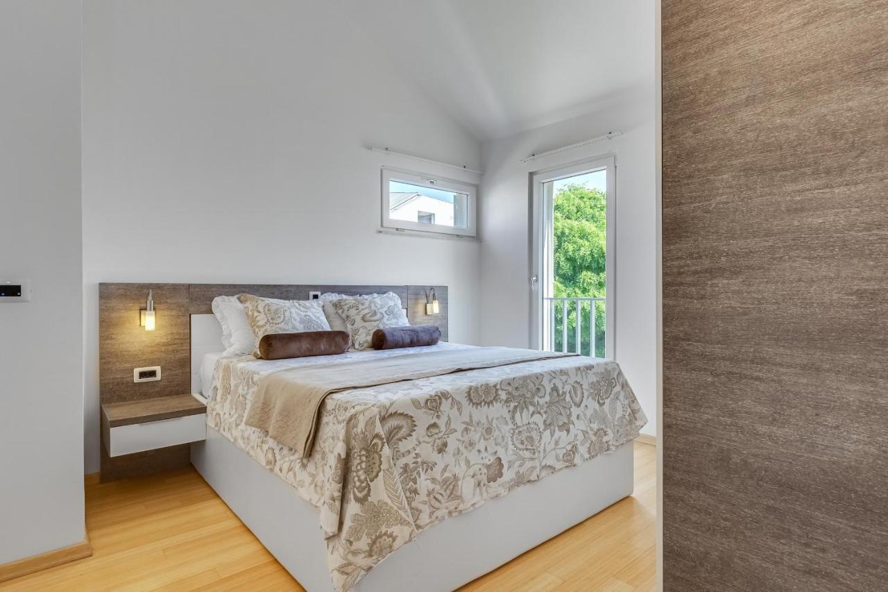 Luxury Two-Floor Apartment In Petrcane With Garden And Pool Экстерьер фото