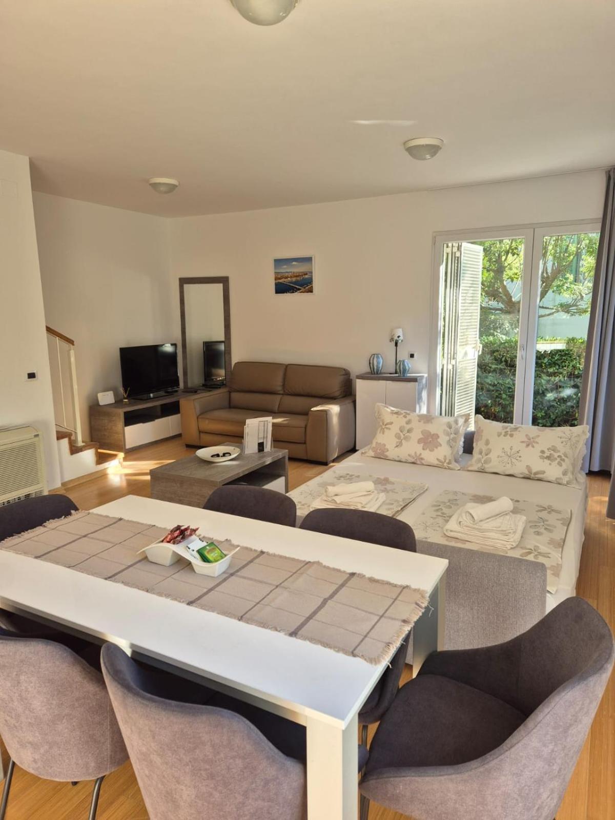 Luxury Two-Floor Apartment In Petrcane With Garden And Pool Экстерьер фото